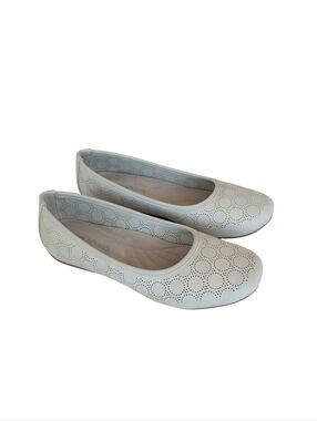Easy Street Cosmic Perforated Ballet Flats 8.5W Cream/Gray/Beige/Tan